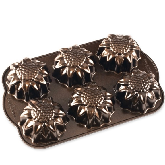 Nordic ware Sunflower Bundt Cakelet Cast Iron Baking Pan - Picture 2 of 7